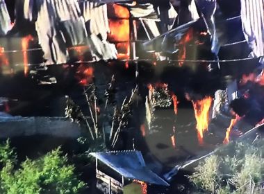 Incêndio atinge fábrica de toldos no CIA em Simões Filho