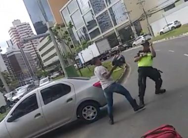 Agente da Transalvador é agredido com capacete em briga com motociclista
