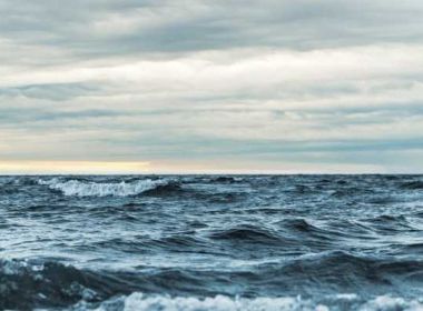 Nível do mar deve subir até um metro em oito décadas com aquecimento global, diz relatório 