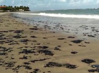 Manchas negras de óleo aparecem em praias do Nordeste; 8 estados são afetados