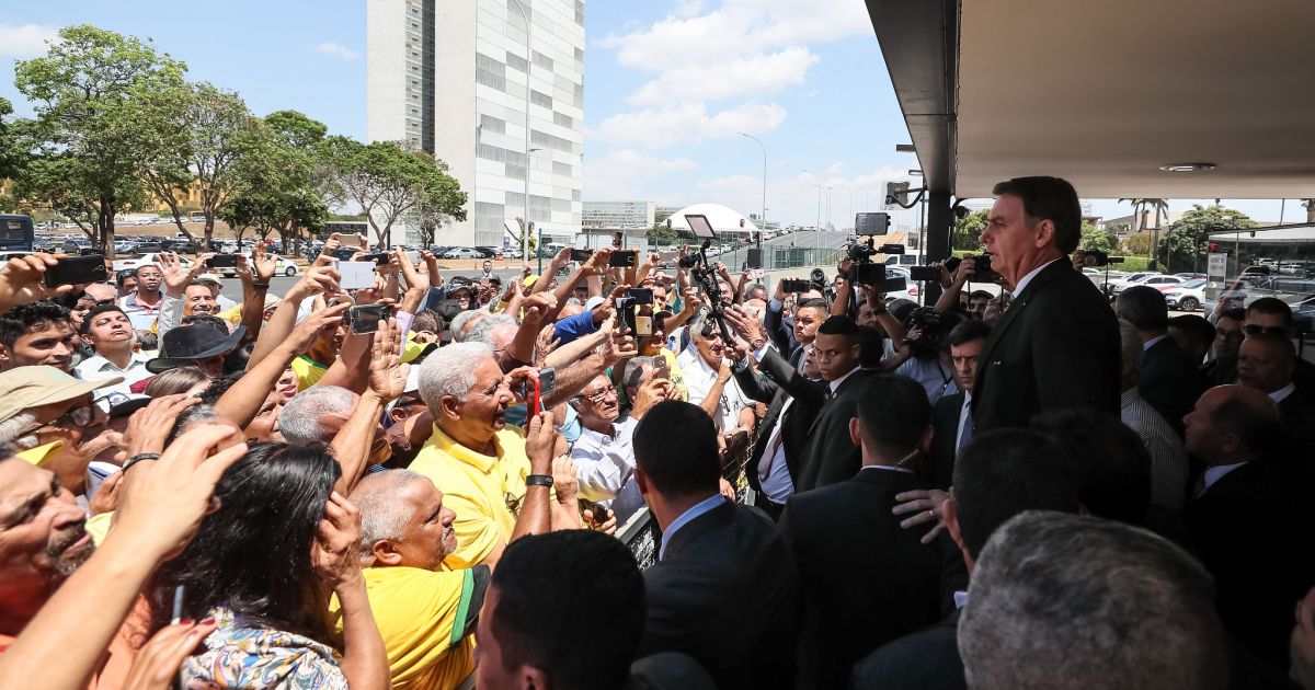 Resultado de imagem para Bolsonaro diz a garimpeiros que eles eram felizes com Figueiredo, último presidente da ditadura