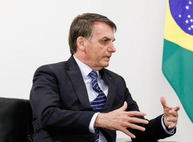 Bolsonaro se irrita e responde homem que o perguntou sobre Queiroz: 'Tá com sua mãe'