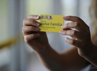 Bolsonaro assina MP que autoriza pagamento de 13º aos beneficiários do Bolsa Família