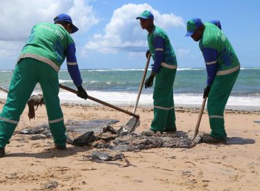Mais de 26 toneladas de óleo já foram retiradas em praias de Salvador