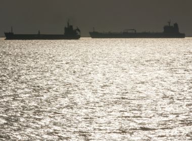 Navio liberiano que saiu da Venezuela e desligou localizador é suspeito por óleo no NE