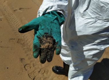 Fragmentos de óleo são recolhidos em quarta praia do EspÃrito Santo