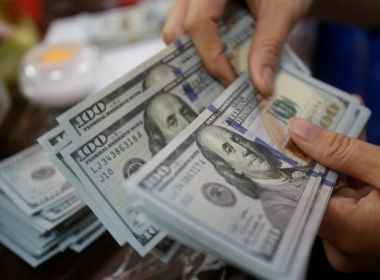 Dólar vai a R$ 4,18 e alcança segunda maior cotação de fechamento da história