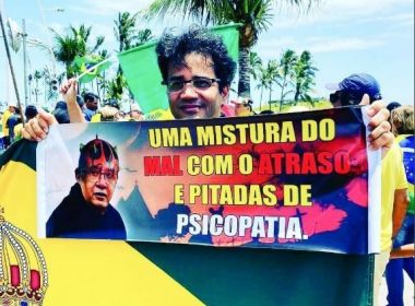 Manifestantes pedem impeachment de Gilmar Mendes em protesto no Farol da Barra
