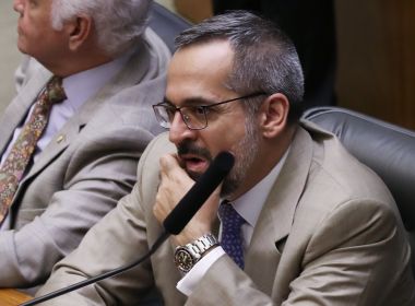 Em terra de príncipe de mentirinha até ministro da República sugere retorno da monarquia