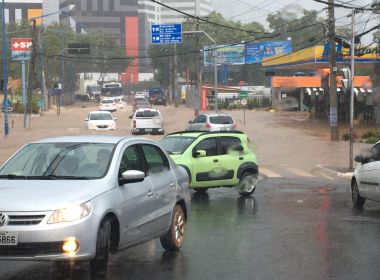 Chuva em Salvador: Tarifa de Uber e 99 dispara em até 150% nesta manhã