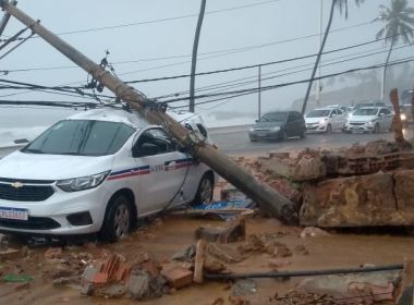 Chuva em SSA: Após queda de muro, poste atinge carro na Orla de Amaralina