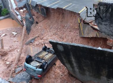 Muro de prédio desaba no Imbuí e carro é 'engolido' em buraco no estacionamento