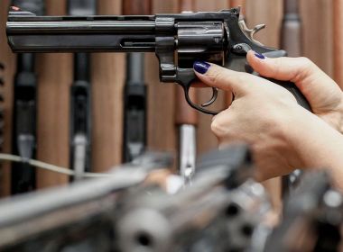 Empresa de armas 'Sniper' é alvo de operação contra sonegação fiscal em Salvador