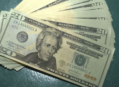 Após cinco sessões em alta, dólar cai pela primeira vez e fecha em R$ 4,21