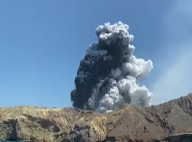 Vulcão em ilha da Nova Zelândia entra em erupção e deixa 5 mortos e 18 feridos