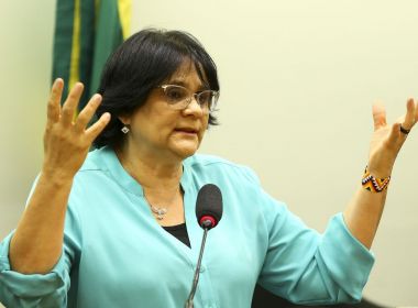 'Mamãe Damares vai mandar bola, livro, arroz e feijão. Camisinha, não', afirma ministra