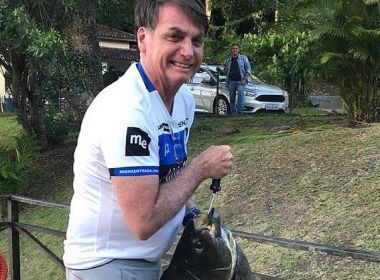 Bolsonaro pesca peixe com cerca de 15kg em Salvador; veja vídeo