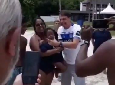 Na praia de Inema, Bolsonaro 'cura' criança para não virar um futuro petista; veja vídeo