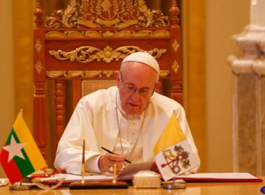 Papa Francisco se retrata após ter batido em fiel: 'Me desculpo pelo mau exemplo dado'