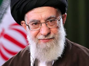 Líder supremo do Irã afirma que Trump é um palhaço que vai trair os iranianos