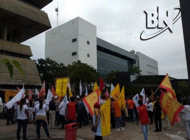 Servidores protestam contra reforma da Previdência baiana na frente da AL-BA