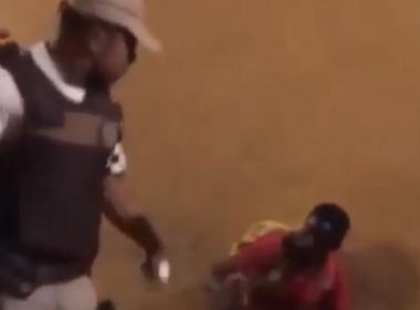 Policial militar é flagrado chutando rosto de homem no Pelourinho; veja vídeo