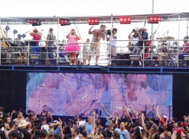 Saulo inova em trio e traz tradutora de sinais para pessoas com deficiência auditiva