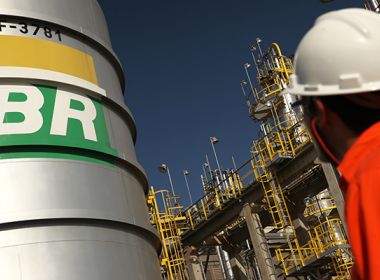 Após queda recorde do petróleo, Petrobras reduz diesel em 6,5% e gasolina em 9,5% 