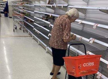 Idosa chora na Austrália ao ver prateleiras vazias; ministro pede: ‘Parem de acumular’