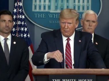 Trump cancela testes nas escolas e adia entrega do Imposto de Renda