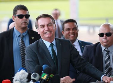 Bolsonaro diz que brasileiro precisa ser estudado: 'Pula no esgoto e não tem nada'