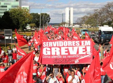 Insatisfeitos, servidores públicos ameaçam greve contra cortes salariais