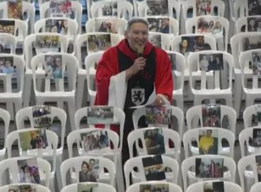 Padre Marcelo Rossi celebra missa com fotos de profissionais de saúde em cadeiras vazias