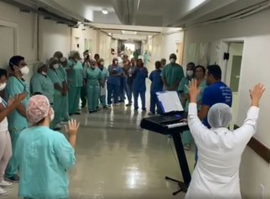 Profissionais de hospital em Feira se reúnem para cantar 'Noites Traiçoeiras'; veja