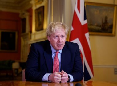 Primeiro-ministro britânico é internado após sintomas da Covid-19 persistirem 