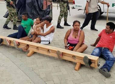 Pessoas que desrespeitam isolamento são presas pelos pés em cidade da Colômbia