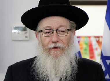 Ministro de Israel que chamou Covid-19 de 'castigo gay' testa positivo para doença 