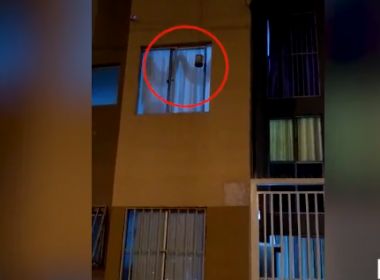 Elevador: Homem usa lata amarrada por um cordão para entregar drogas