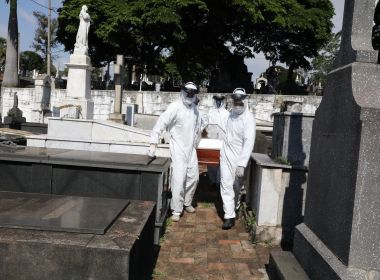 Mais da metade dos mortos por Covid-19 no Brasil se autodeclaravam brancos 