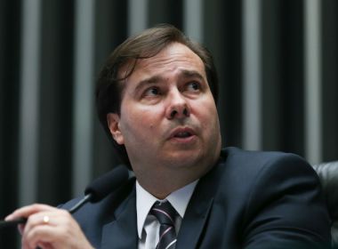 Maia diz que é a favor de congelar salários de servidores em meio à Covid-19