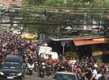 Multidão acompanha corpo do traficante Mica da Penha até cemitério em Botafogo