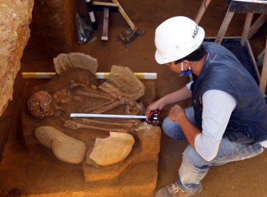 Arqueólogos encontram possível sepultura tupi-guarani em escavações na Av. Sete