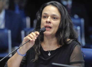 Janaína Paschoal pede que Bolsonaro renuncie e ceda cargo a Mourão