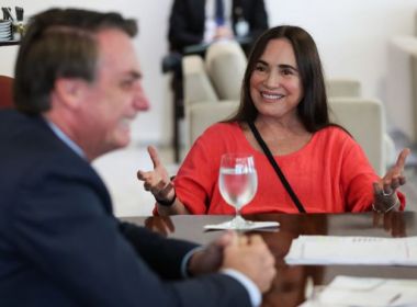 Familiares pressionam Regina Duarte para sair do governo, diz coluna