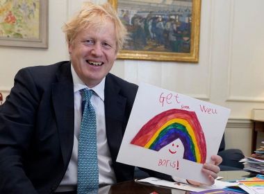 Premier Boris Johnson batiza filho com nome de médicos que o curaram da Covid-19