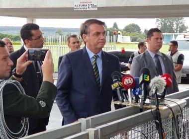 Bolsonaro perde o controle com jornalista: 'Cala a boca, não perguntei nada'