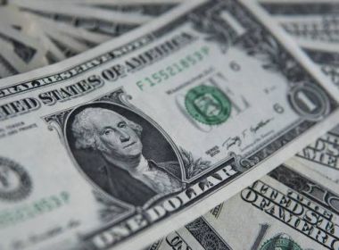Em forte alta, dólar passa de R$ 5,80 após corte na taxa Selic