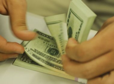 Dólar cai para R$ 5,74 em dia de tranquilidade no exterior; Ibovespa sobe 2,75%