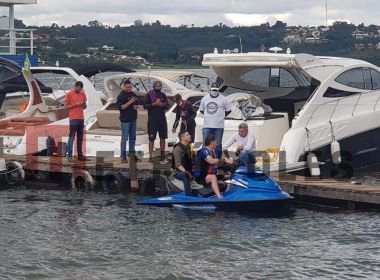 Após recuar de churrasco, Bolsonaro passeia de jet ski no lago Paranoá e atrai aglomeração