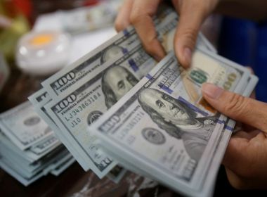 Dólar bate novo recorde e fecha em R$ 5,90; Ibovespa tem leve queda e se mantem estável